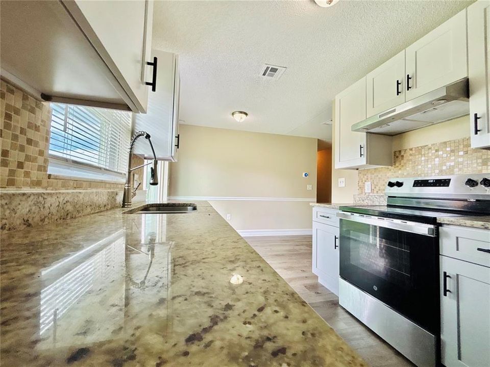 Active With Contract: $1,550 (2 beds, 1 baths, 908 Square Feet)