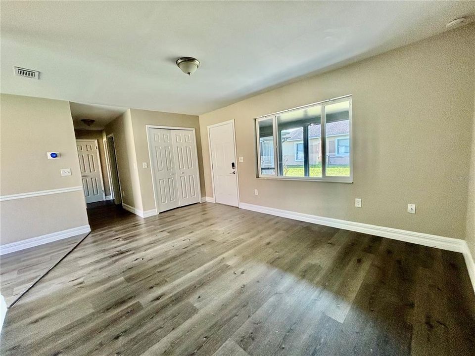 Active With Contract: $1,550 (2 beds, 1 baths, 908 Square Feet)