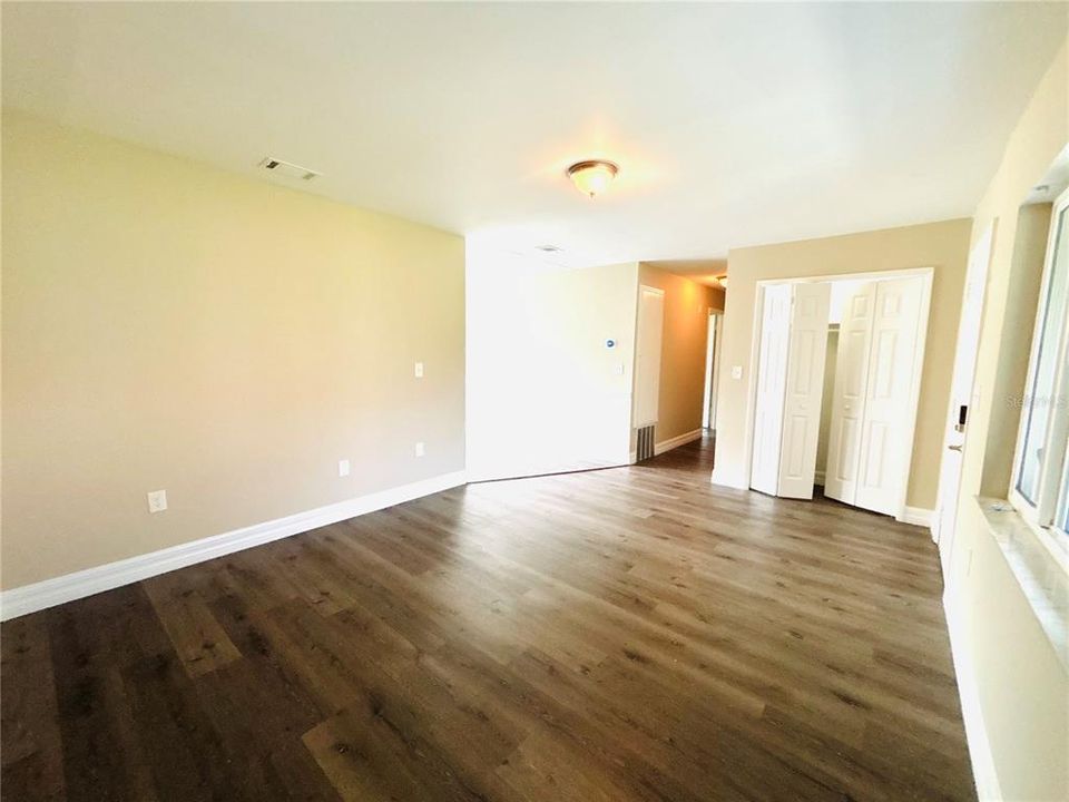 Active With Contract: $1,550 (2 beds, 1 baths, 908 Square Feet)