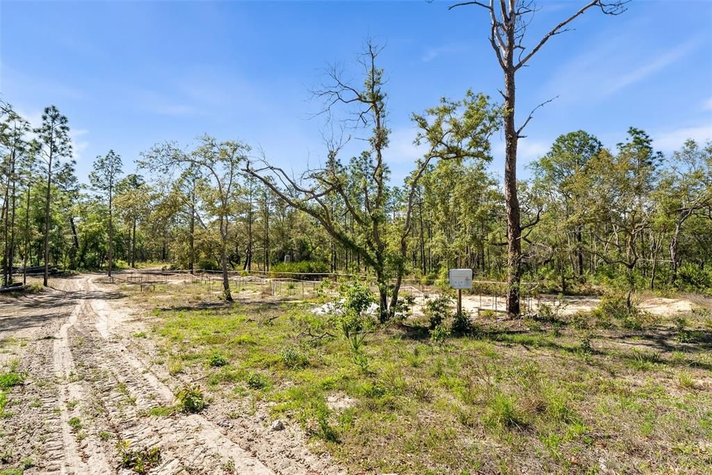 待售: $1,399,000 (42.00 acres)
