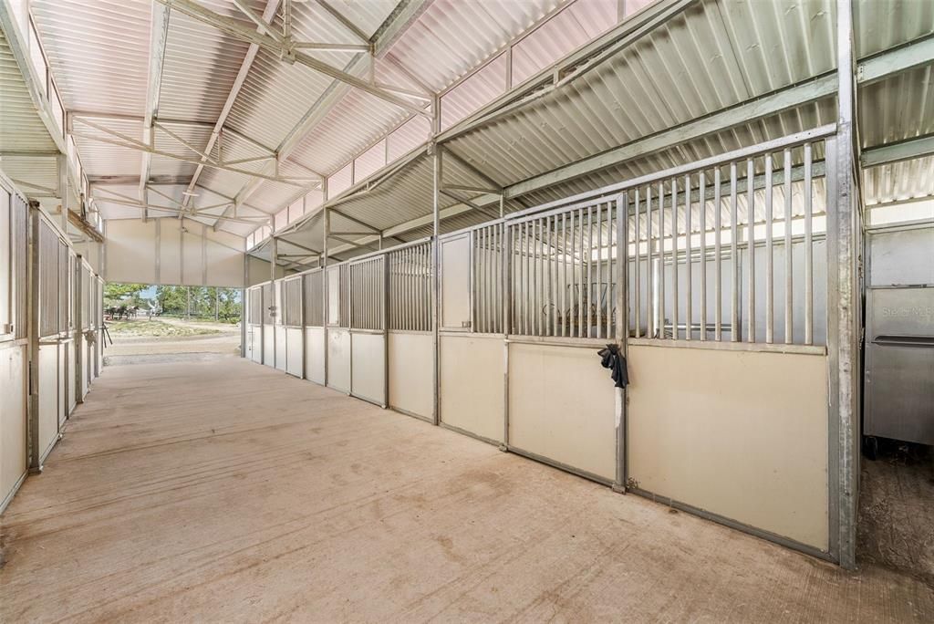 待售: $1,399,000 (42.00 acres)