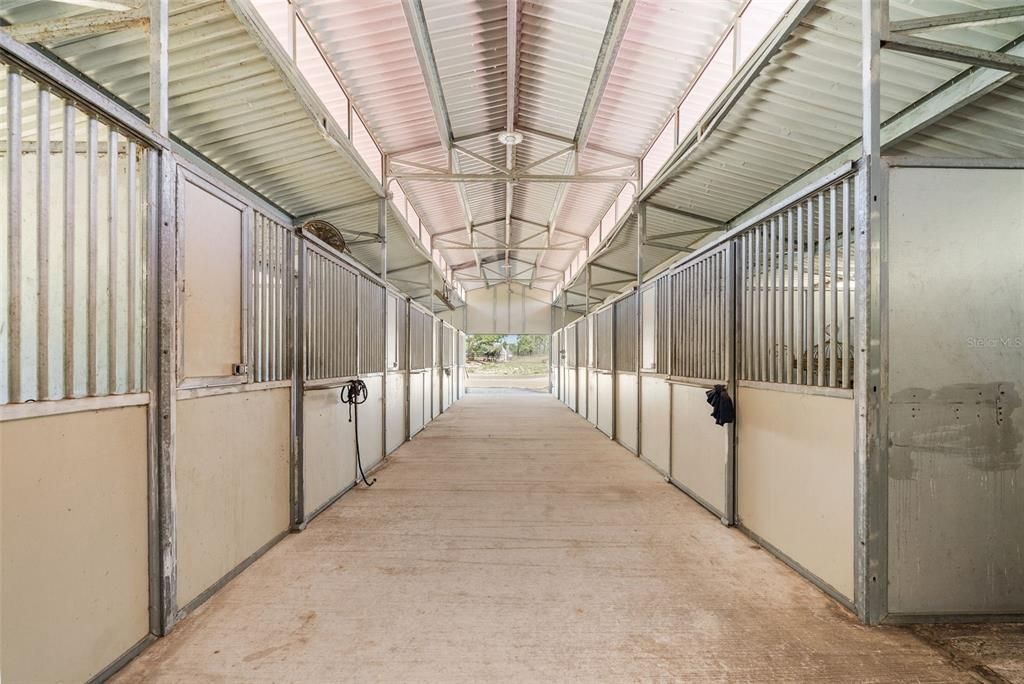待售: $1,399,000 (42.00 acres)