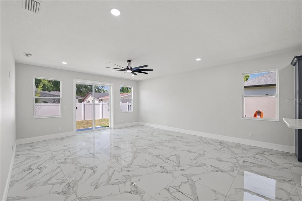 En Venta: $975,000 (4 camas, 3 baños, 3042 Pies cuadrados)