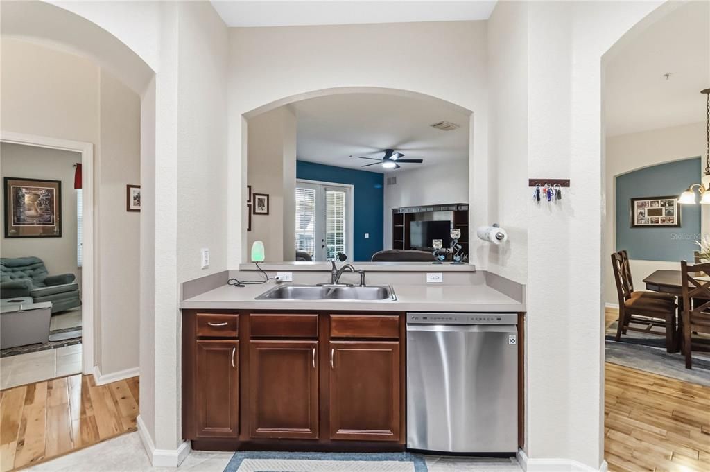 Active With Contract: $249,900 (3 beds, 2 baths, 1433 Square Feet)