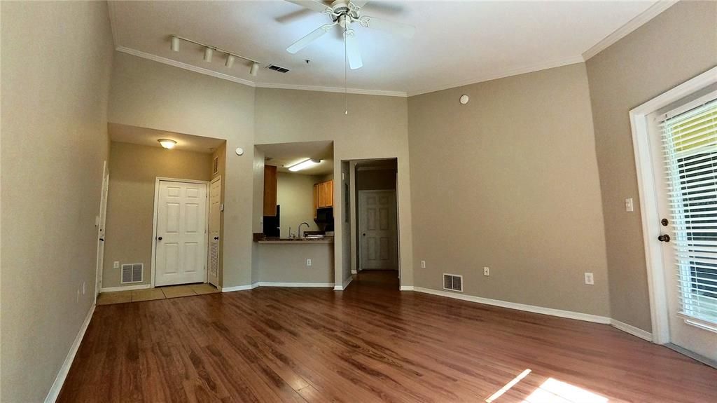 For Sale: $165,000 (1 beds, 1 baths, 769 Square Feet)