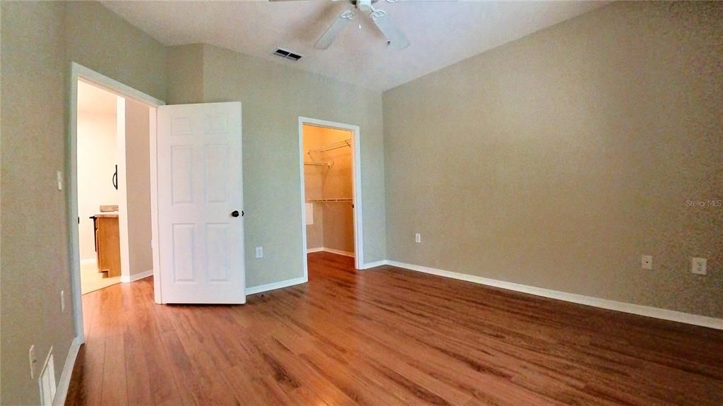 For Sale: $165,000 (1 beds, 1 baths, 769 Square Feet)