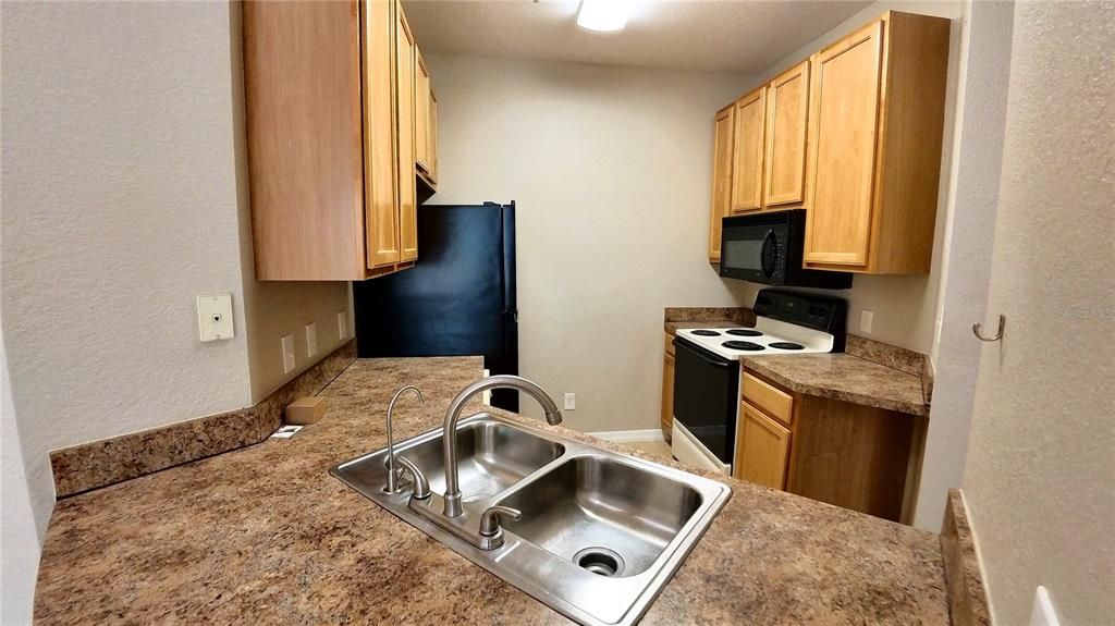 For Sale: $165,000 (1 beds, 1 baths, 769 Square Feet)