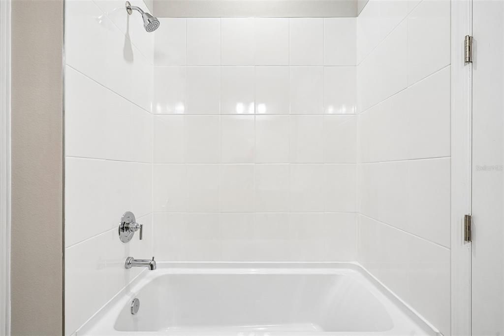 Под контрактом: $396,990 (4 спален, 3 ванн, 2190 Квадратных фут)