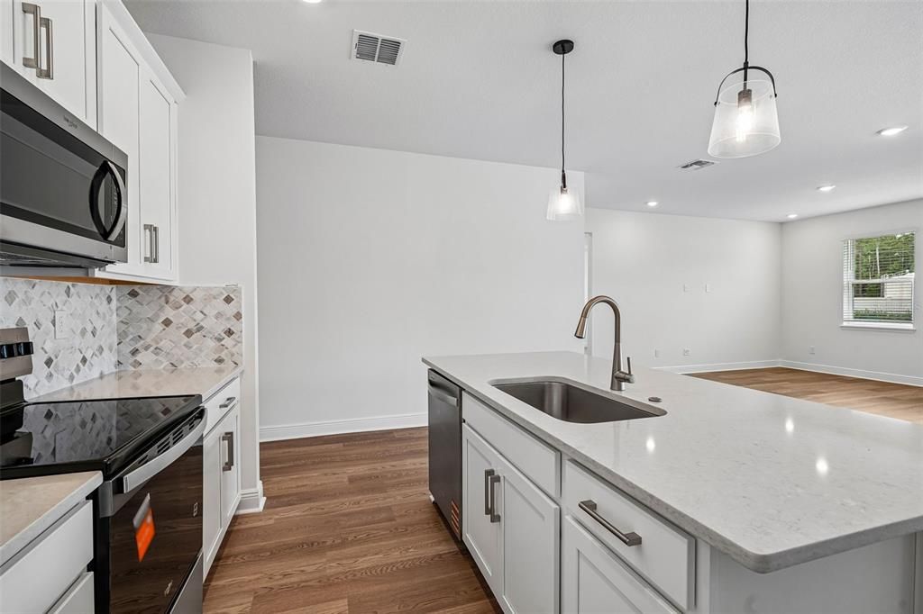 Activo con contrato: $364,690 (4 camas, 2 baños, 1908 Pies cuadrados)
