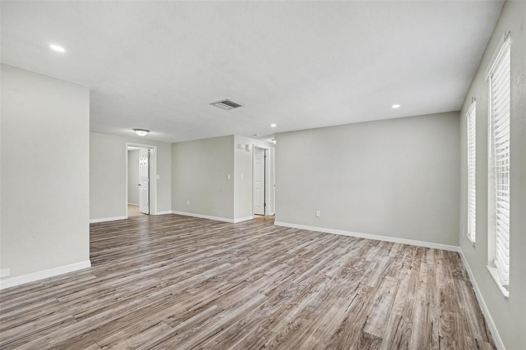 En Venta: $295,000 (3 camas, 2 baños, 1408 Pies cuadrados)