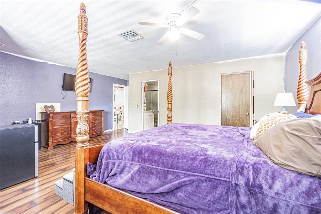 Active With Contract: $329,900 (4 beds, 2 baths, 2208 Square Feet)