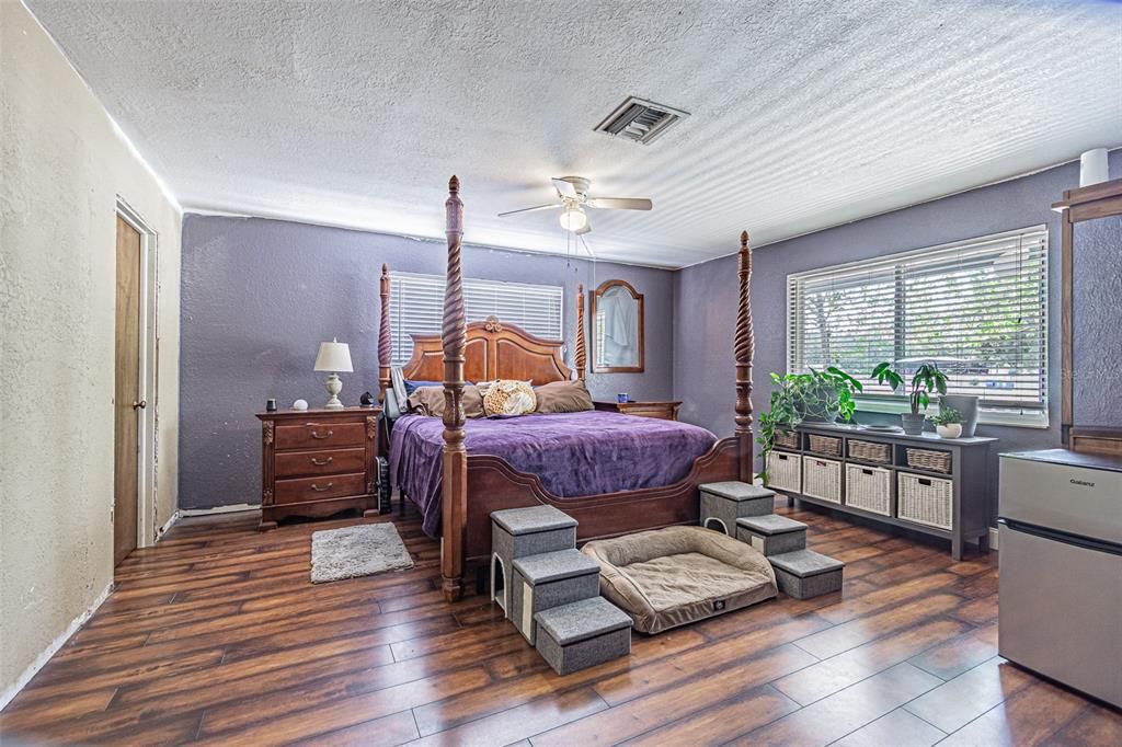 Active With Contract: $329,900 (4 beds, 2 baths, 2208 Square Feet)
