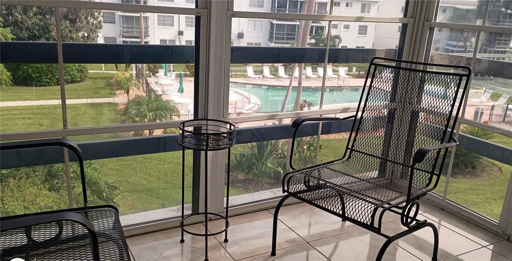Active With Contract: $1,100 (1 beds, 1 baths, 576 Square Feet)