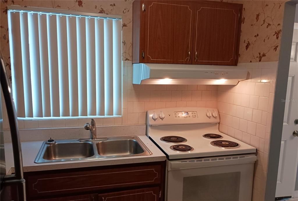 Active With Contract: $1,100 (1 beds, 1 baths, 576 Square Feet)