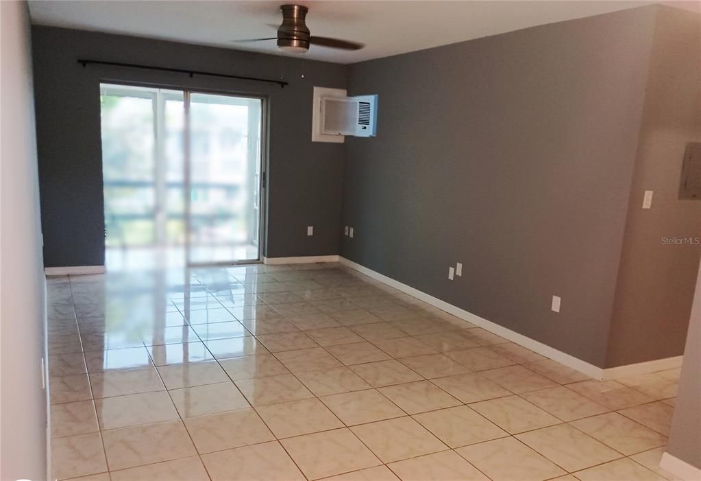Active With Contract: $1,100 (1 beds, 1 baths, 576 Square Feet)