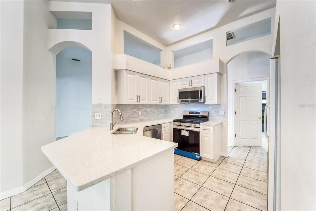 Под контрактом: $2,450 (4 спален, 2 ванн, 1796 Квадратных фут)