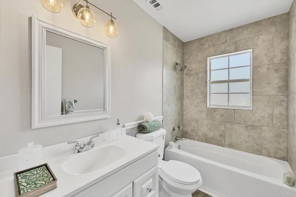 Active With Contract: $1,700 (2 beds, 1 baths, 1022 Square Feet)