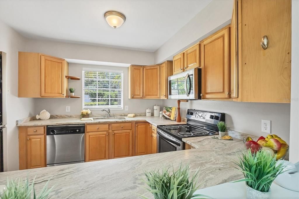 Active With Contract: $1,700 (2 beds, 1 baths, 1022 Square Feet)