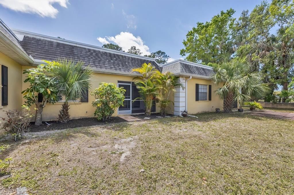 Active With Contract: $1,700 (2 beds, 1 baths, 1022 Square Feet)