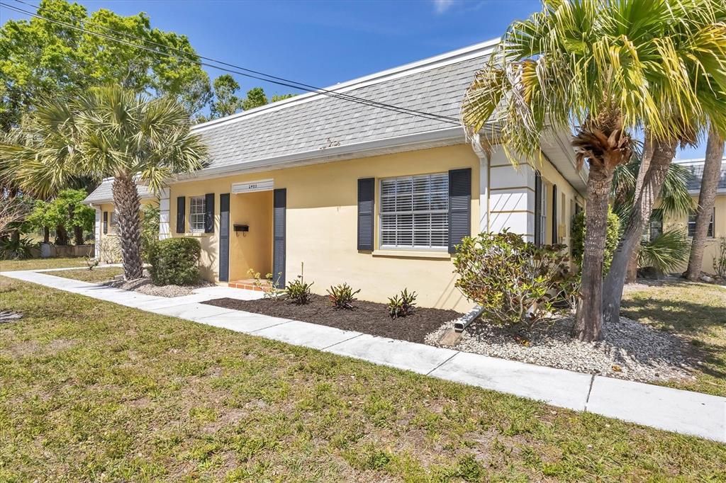 Active With Contract: $1,700 (2 beds, 1 baths, 1022 Square Feet)
