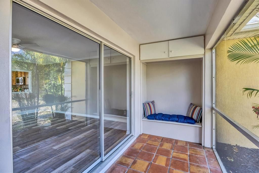 Active With Contract: $1,700 (2 beds, 1 baths, 1022 Square Feet)
