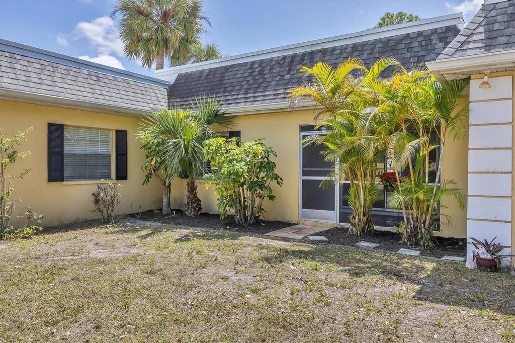 Active With Contract: $1,700 (2 beds, 1 baths, 1022 Square Feet)