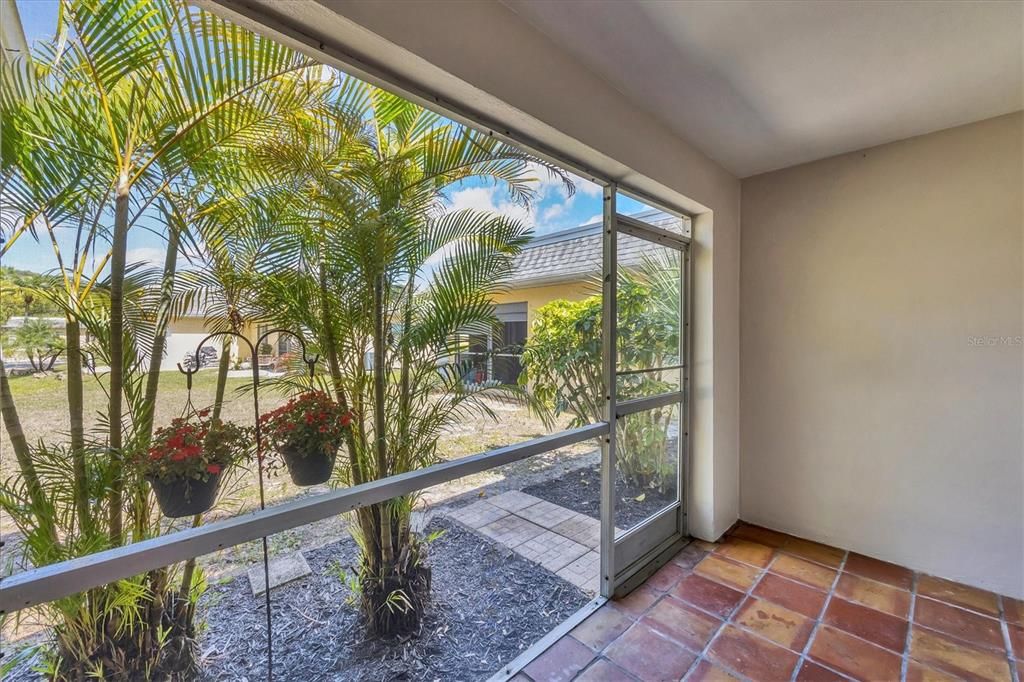 Active With Contract: $1,700 (2 beds, 1 baths, 1022 Square Feet)