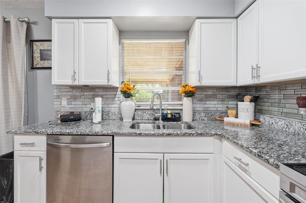 En Venta: $230,000 (3 camas, 2 baños, 1300 Pies cuadrados)