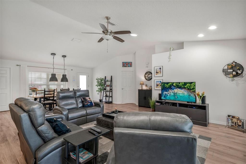 待售: $439,000 (4 贝兹, 2 浴室, 1944 平方英尺)