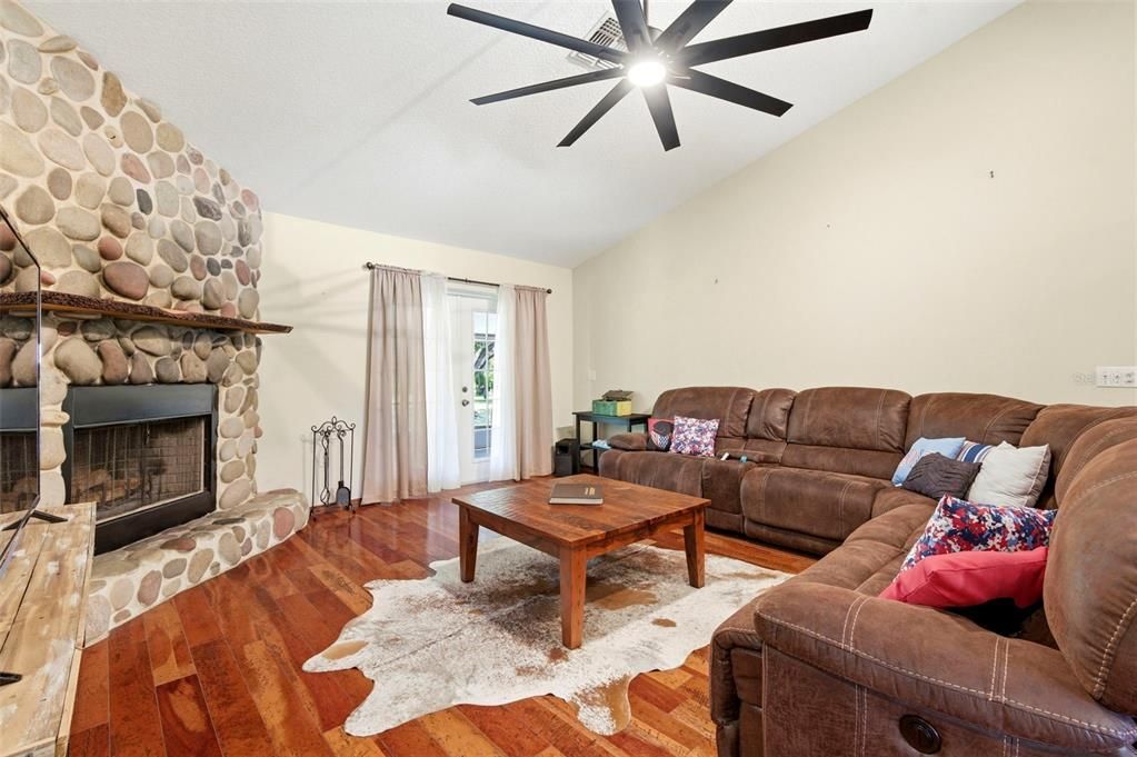 En Venta: $699,900 (3 camas, 2 baños, 1520 Pies cuadrados)