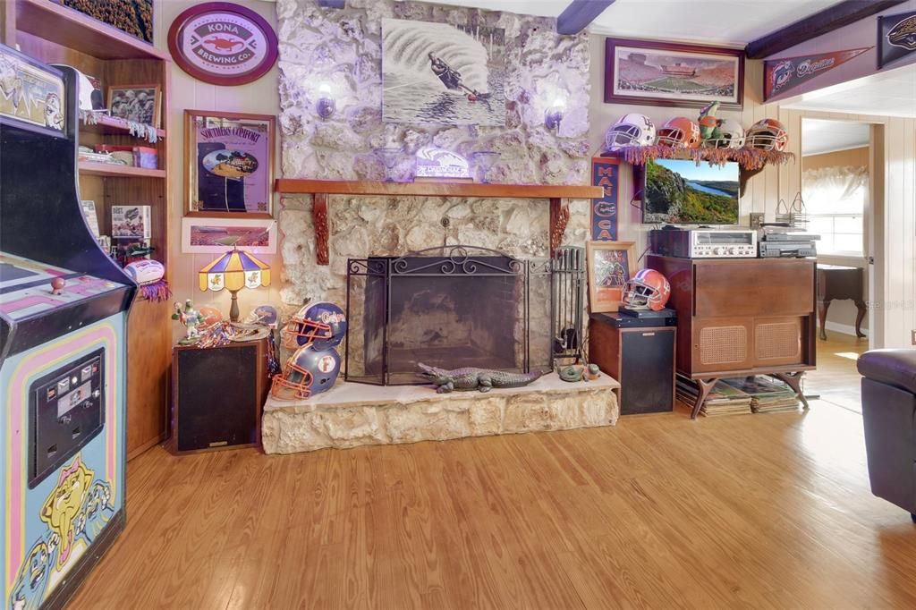 For Sale: $899,000 (2 beds, 1 baths, 1745 Square Feet)