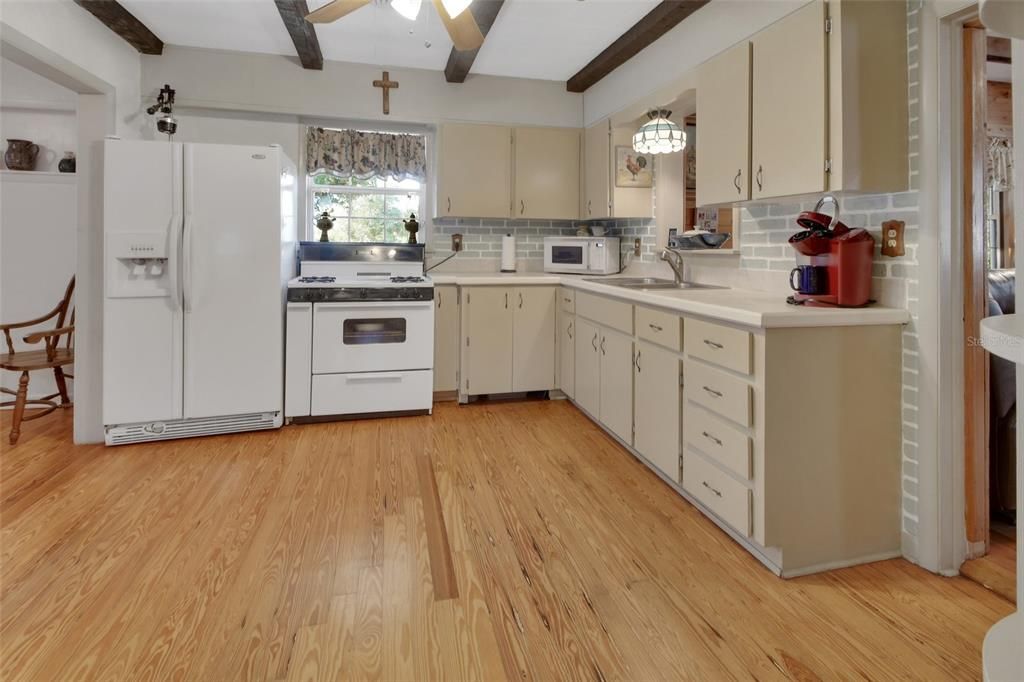 For Sale: $899,000 (2 beds, 1 baths, 1745 Square Feet)