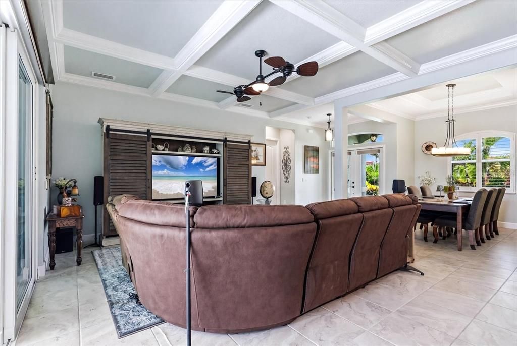 Activo con contrato: $675,000 (3 camas, 2 baños, 2036 Pies cuadrados)