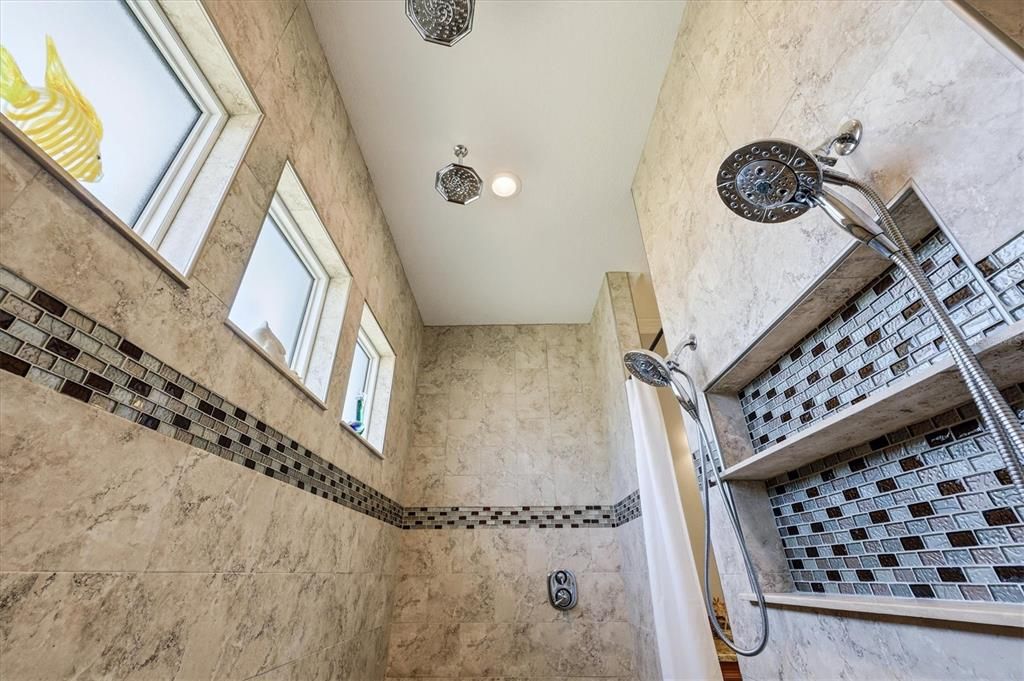 Activo con contrato: $675,000 (3 camas, 2 baños, 2036 Pies cuadrados)