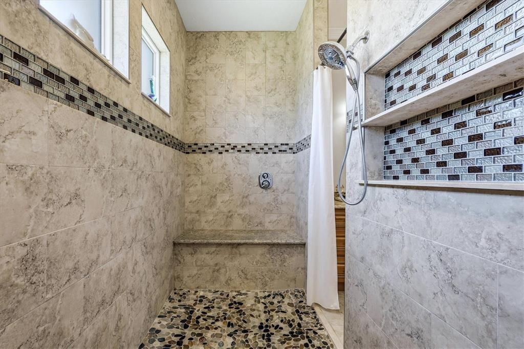 Activo con contrato: $675,000 (3 camas, 2 baños, 2036 Pies cuadrados)
