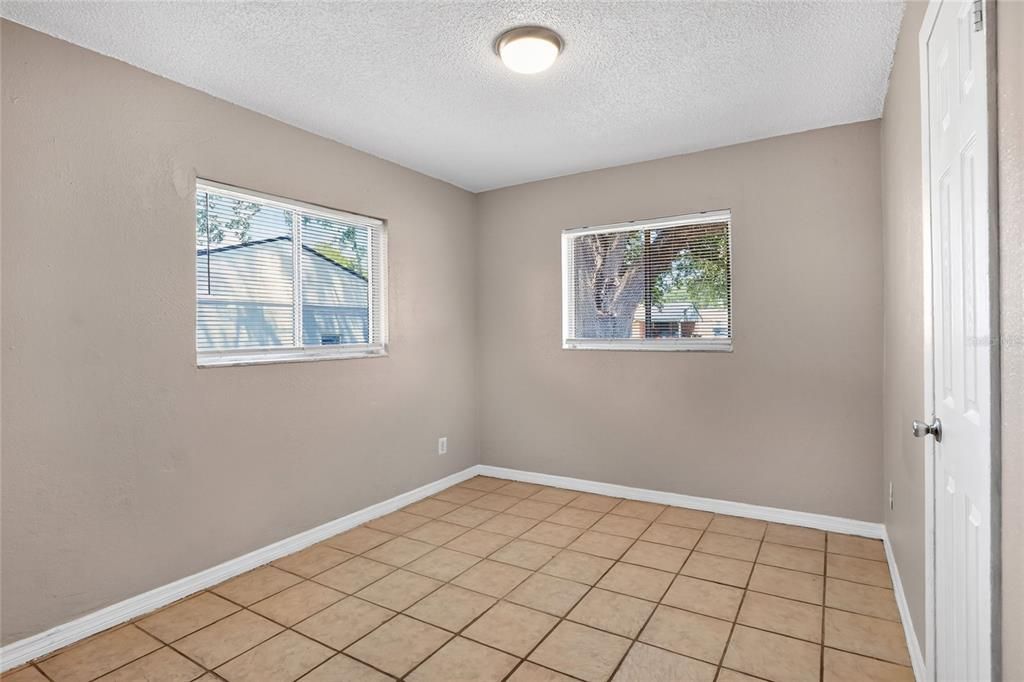 For Sale: $187,000 (3 beds, 1 baths, 936 Square Feet)