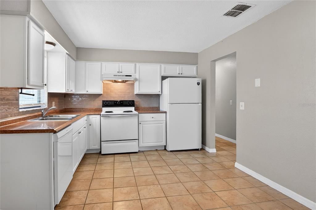 For Sale: $187,000 (3 beds, 1 baths, 936 Square Feet)