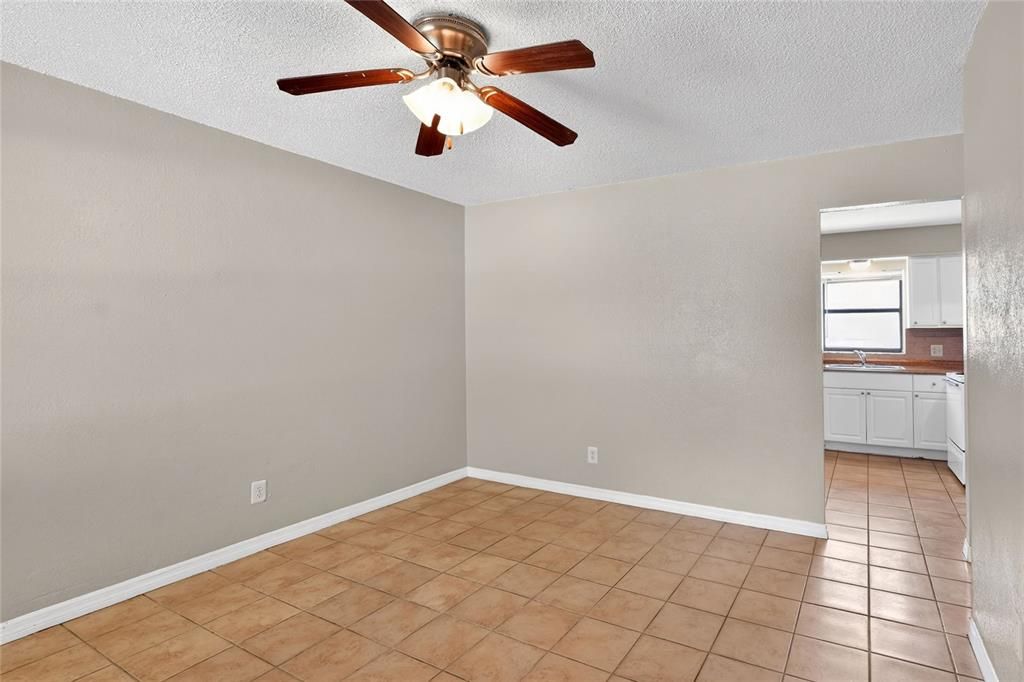 For Sale: $187,000 (3 beds, 1 baths, 936 Square Feet)
