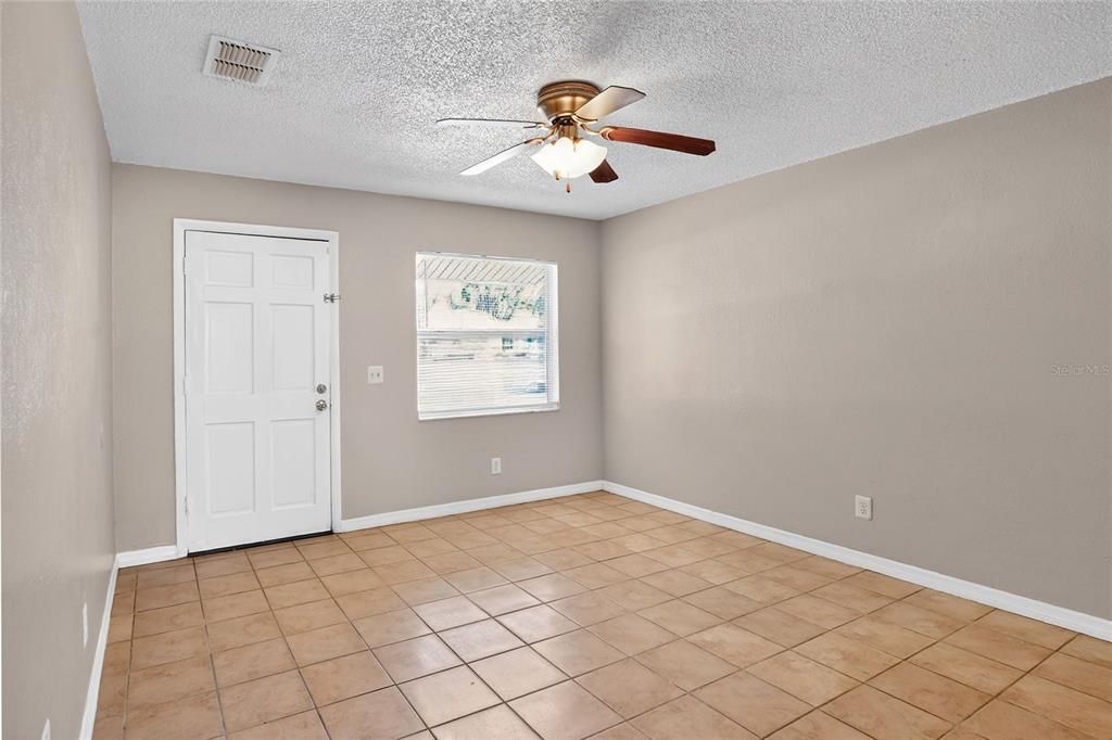 For Sale: $187,000 (3 beds, 1 baths, 936 Square Feet)