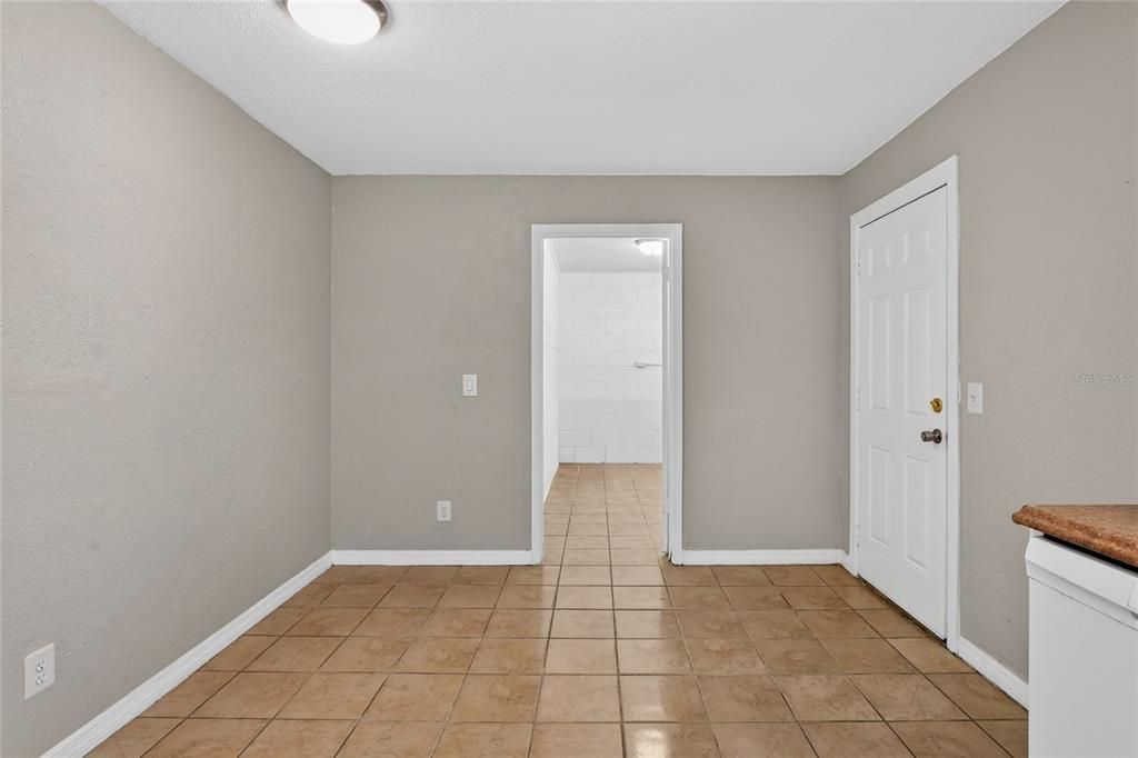 For Sale: $187,000 (3 beds, 1 baths, 936 Square Feet)