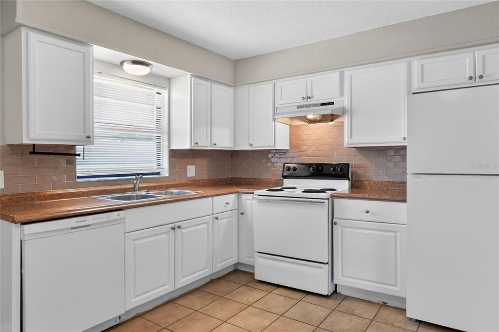 For Sale: $187,000 (3 beds, 1 baths, 936 Square Feet)