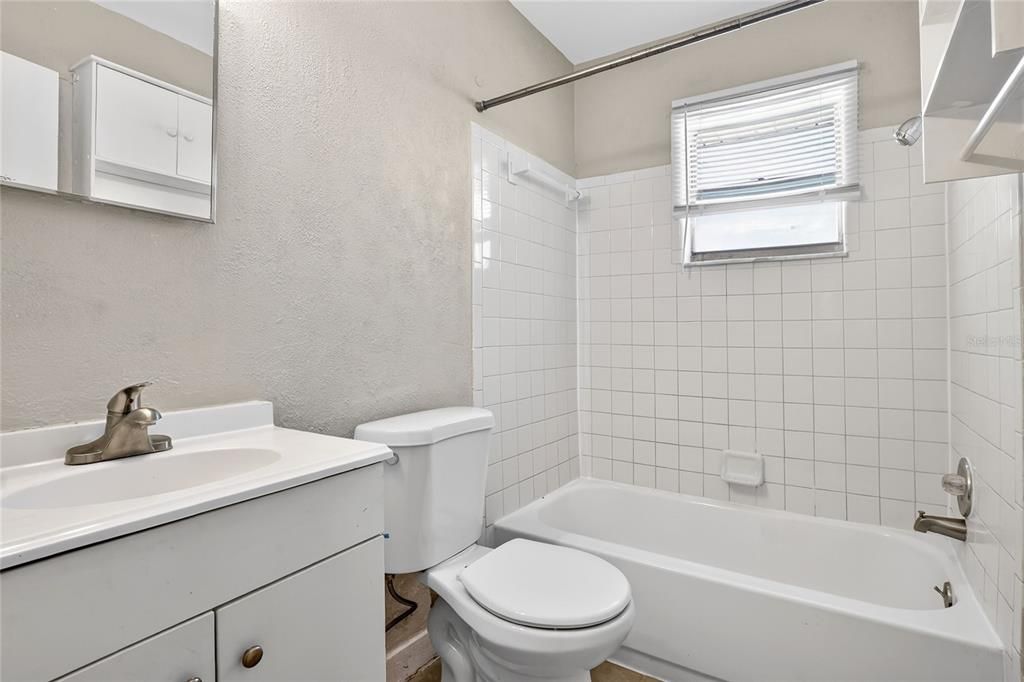 For Sale: $187,000 (3 beds, 1 baths, 936 Square Feet)