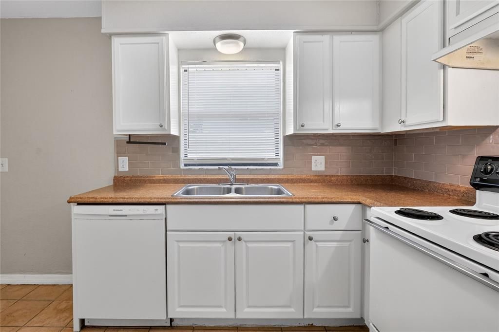 For Sale: $187,000 (3 beds, 1 baths, 936 Square Feet)