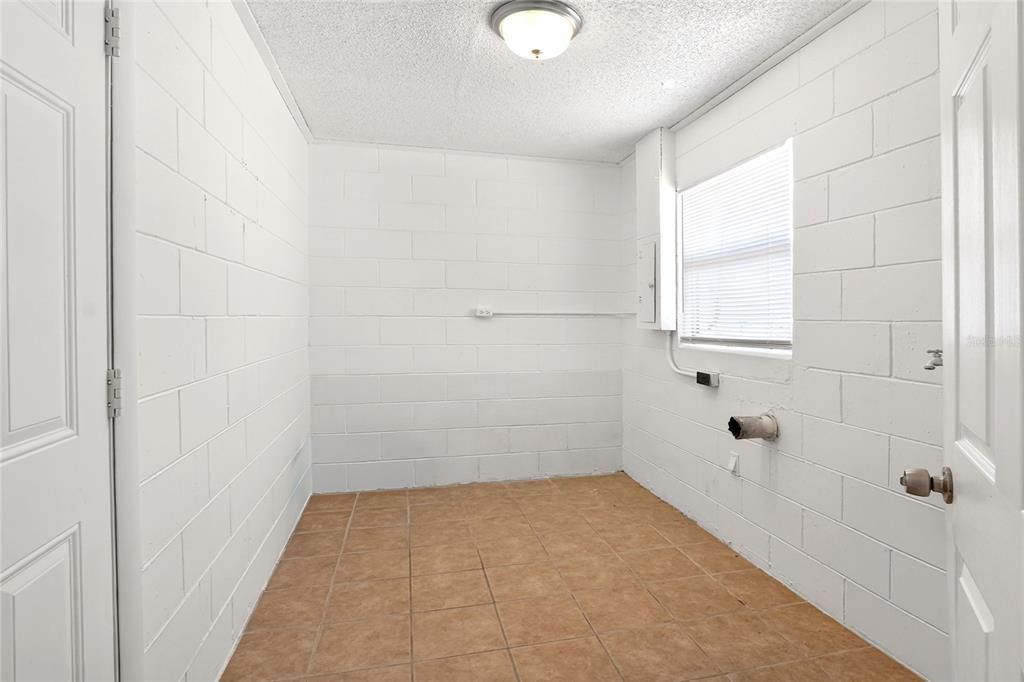 For Sale: $187,000 (3 beds, 1 baths, 936 Square Feet)