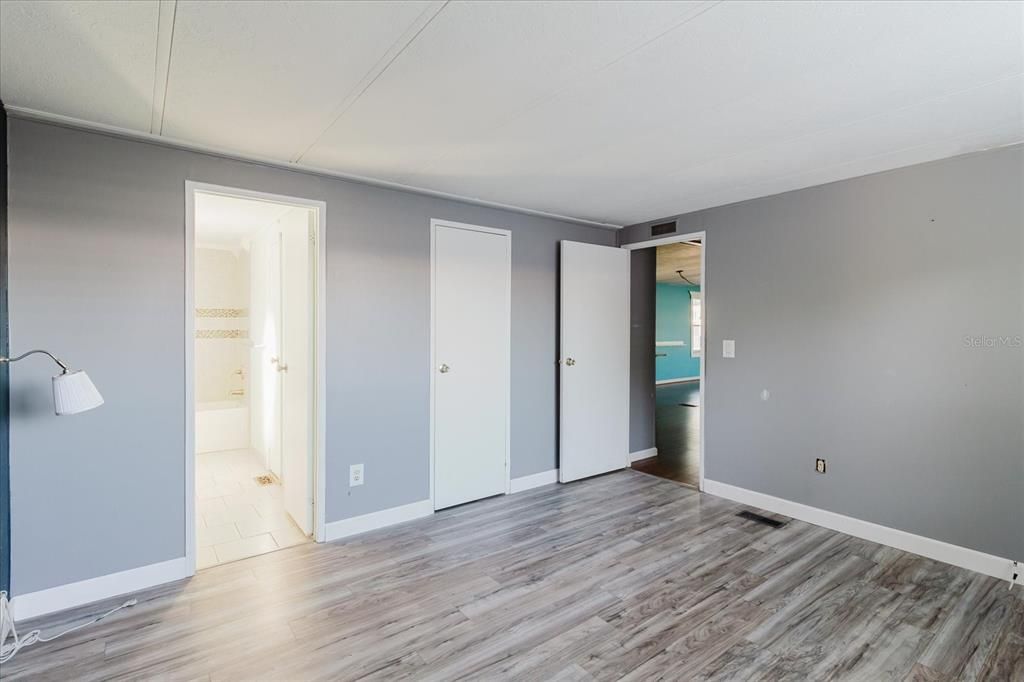 For Sale: $150,000 (2 beds, 2 baths, 1048 Square Feet)