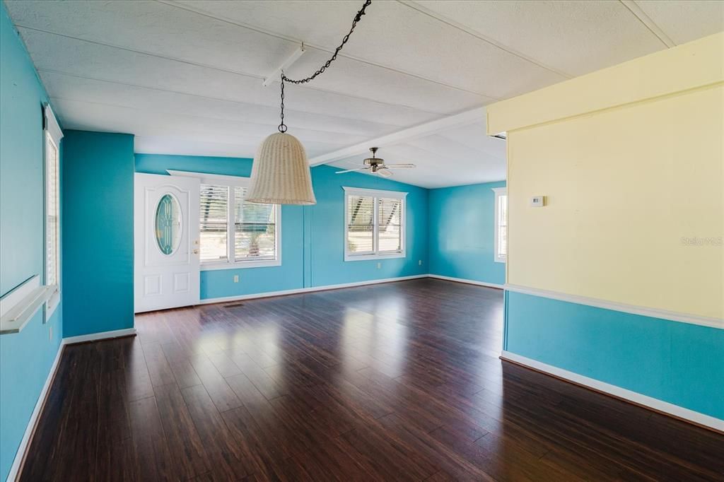 For Sale: $150,000 (2 beds, 2 baths, 1048 Square Feet)