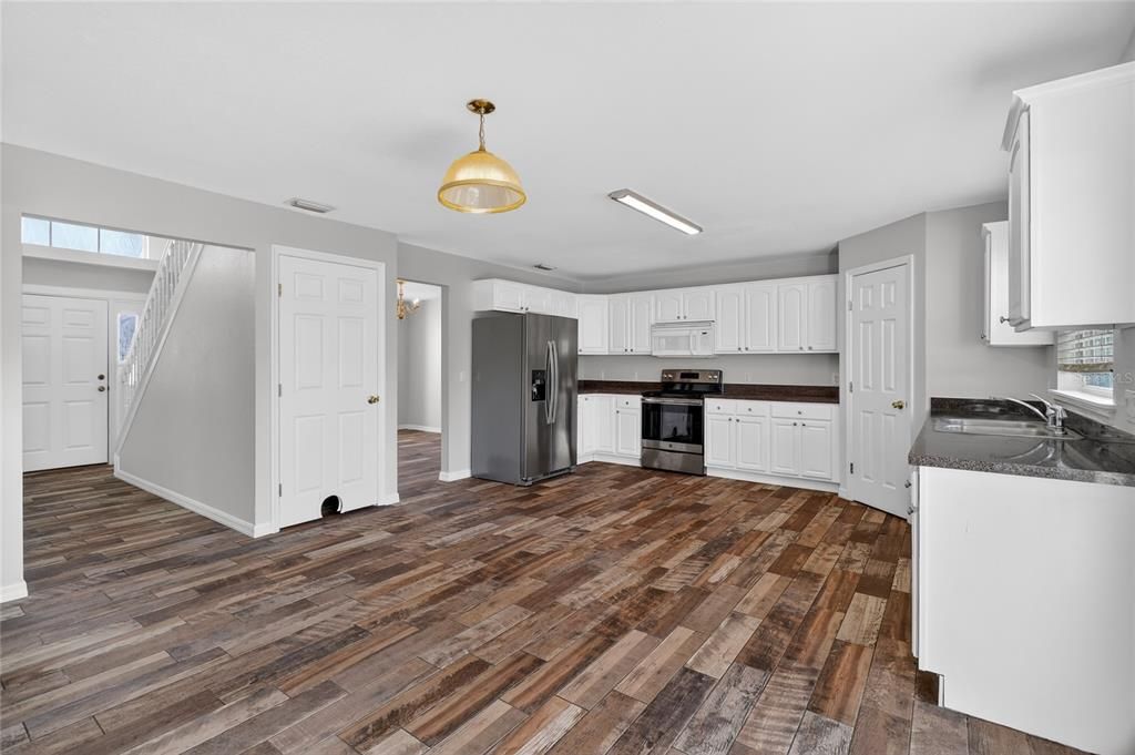 Под контрактом: $304,500 (4 спален, 2 ванн, 2250 Квадратных фут)