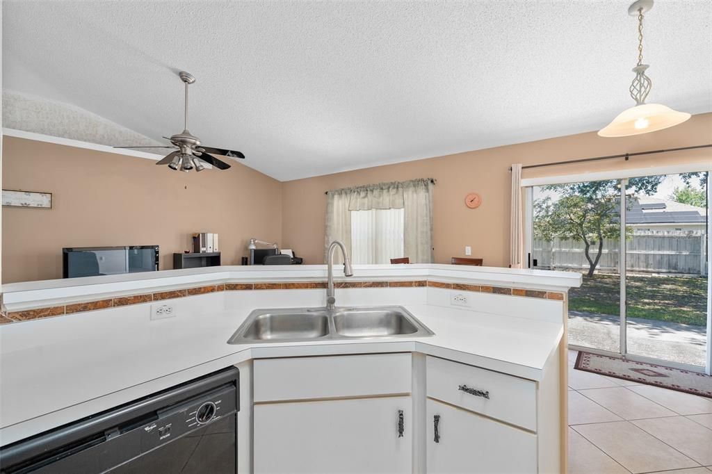 Active With Contract: $250,000 (3 beds, 2 baths, 1536 Square Feet)