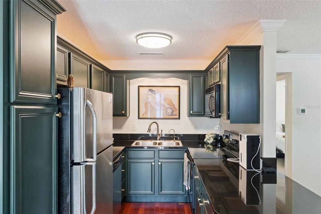 For Sale: $130,000 (1 beds, 1 baths, 636 Square Feet)