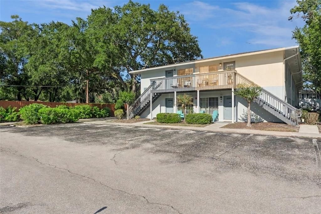 For Sale: $130,000 (1 beds, 1 baths, 636 Square Feet)